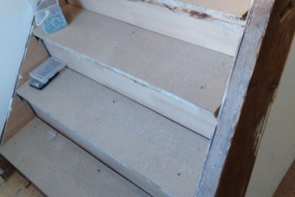 Treppensanierung in einem Wohnhaus - Rohzustand - Begradigung mit Spanplatten